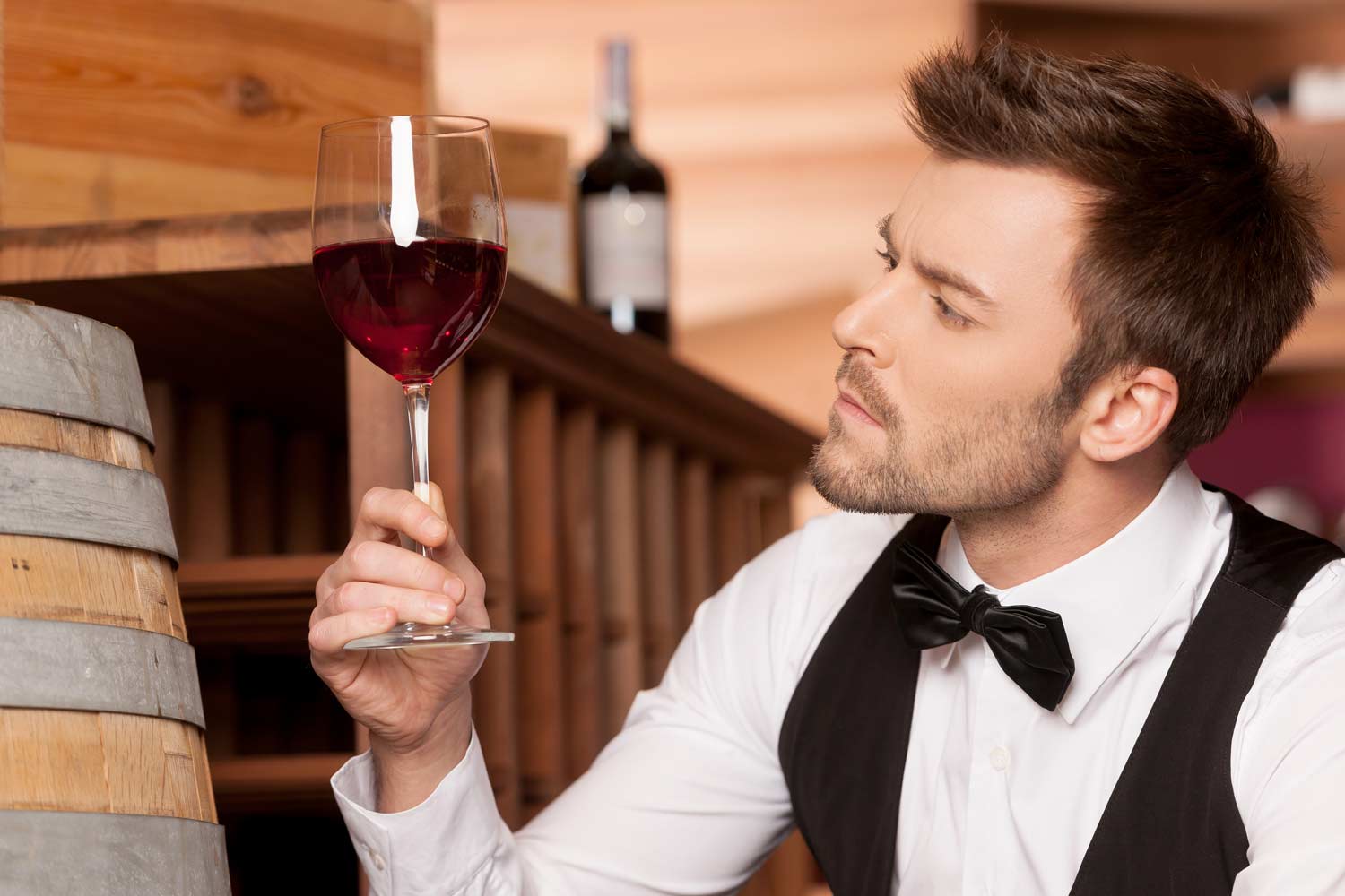 Мужчина с бокалом вина